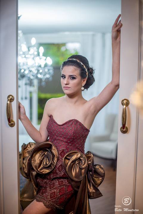 fotografo 15 anos curitiba - cinegrafista 15 anos curitiba - 15 anos curitiba - debutante - aniversario de 15 anos - manuela correa - fotografia - book de fotos - curitiba - estudio beto monteiro - casa donaire - vestido vermelho com dourado'