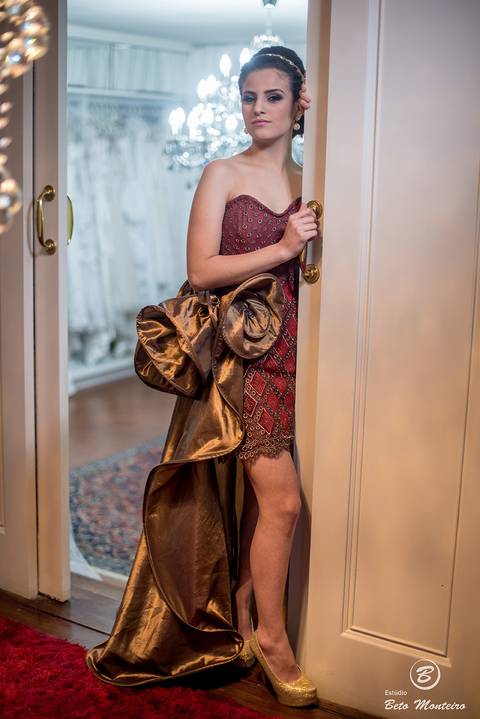 fotografo 15 anos curitiba - cinegrafista 15 anos curitiba - 15 anos curitiba - debutante - aniversario de 15 anos - manuela correa - fotografia - book de fotos - curitiba - estudio beto monteiro - casa donaire - vestido vermelho com dourado'