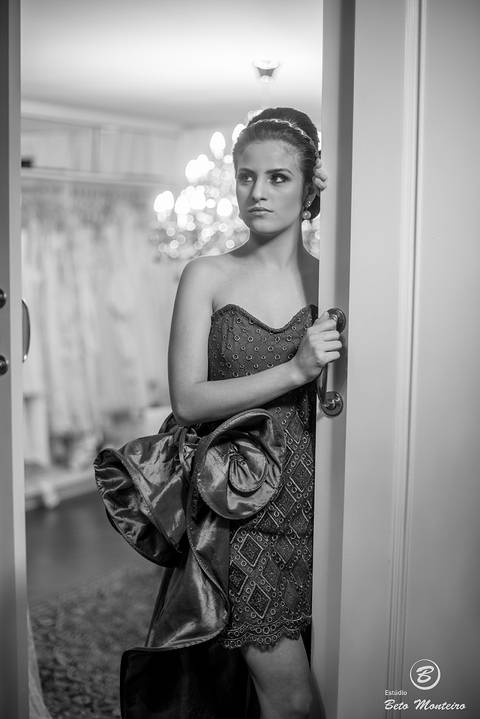 fotografo 15 anos curitiba - cinegrafista 15 anos curitiba - 15 anos curitiba - debutante - aniversario de 15 anos - manuela correa - fotografia - book de fotos - curitiba - estudio beto monteiro - casa donaire - vestido vermelho com dourado'