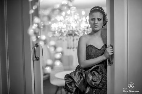 fotografo 15 anos curitiba - cinegrafista 15 anos curitiba - 15 anos curitiba - debutante - aniversario de 15 anos - manuela correa - fotografia - book de fotos - curitiba - estudio beto monteiro - casa donaire - vestido vermelho com dourado'