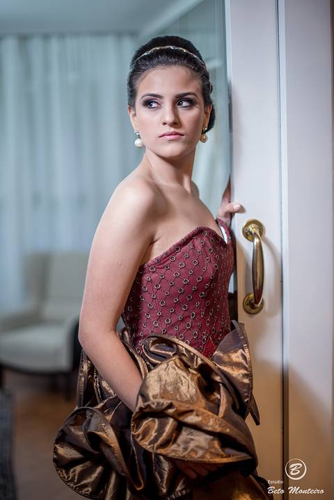 fotografo 15 anos curitiba - cinegrafista 15 anos curitiba - 15 anos curitiba - debutante - aniversario de 15 anos - manuela correa - fotografia - book de fotos - curitiba - estudio beto monteiro - casa donaire - vestido vermelho com dourado'