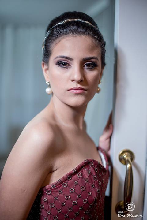 fotografo 15 anos curitiba - cinegrafista 15 anos curitiba - 15 anos curitiba - debutante - aniversario de 15 anos - manuela correa - fotografia - book de fotos - curitiba - estudio beto monteiro - casa donaire - vestido vermelho com dourado'