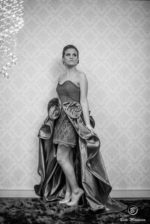 fotografo 15 anos curitiba - cinegrafista 15 anos curitiba - 15 anos curitiba - debutante - aniversario de 15 anos - manuela correa - fotografia - book de fotos - curitiba - estudio beto monteiro - casa donaire - vestido vermelho com dourado'