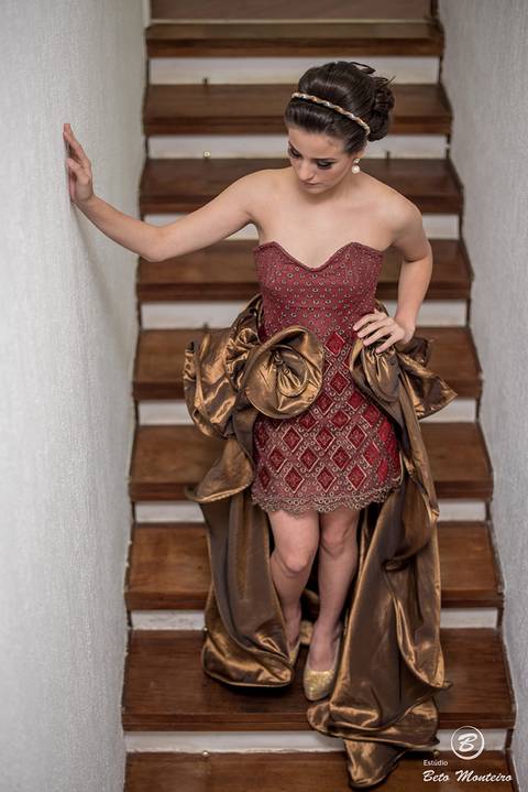 fotografo 15 anos curitiba - cinegrafista 15 anos curitiba - 15 anos curitiba - debutante - aniversario de 15 anos - manuela correa - fotografia - book de fotos - curitiba - estudio beto monteiro - casa donaire - vestido vermelho com dourado'