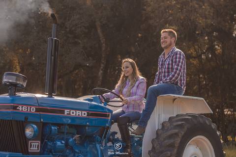 casamento Book Pré-Casamento - Book Pré-wedding - Trash the dress - Book de casal - Sessão de noivos - Save the date - Estúdio Beto Monteiro - Curitiba - Araucaria - ceu azul - por do sol - plantacao - Fabi Prociv e Geraldo Cantele trator'