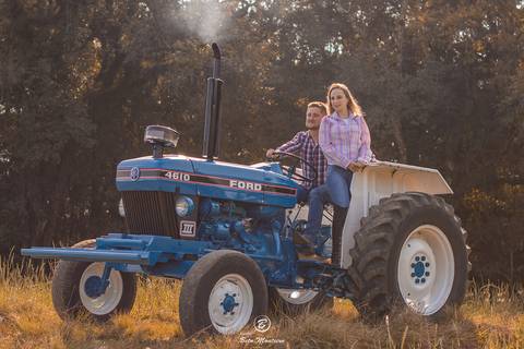 casamento Book Pré-Casamento - Book Pré-wedding - Trash the dress - Book de casal - Sessão de noivos - Save the date - Estúdio Beto Monteiro - Curitiba - Araucaria - ceu azul - por do sol - plantacao - Fabi Prociv e Geraldo Cantele trator'