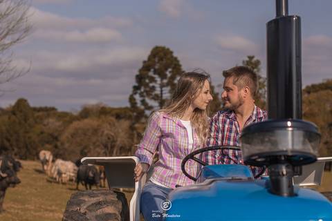 casamento Book Pré-Casamento - Book Pré-wedding - Trash the dress - Book de casal - Sessão de noivos - Save the date - Estúdio Beto Monteiro - Curitiba - Araucaria - ceu azul - por do sol - plantacao - Fabi Prociv e Geraldo Cantele trator'