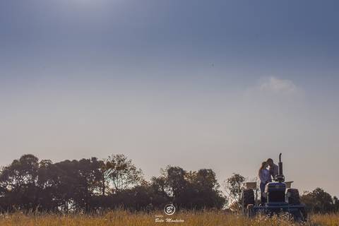 casamento Book Pré-Casamento - Book Pré-wedding - Trash the dress - Book de casal - Sessão de noivos - Save the date - Estúdio Beto Monteiro - Curitiba - Araucaria - ceu azul - por do sol - plantacao - Fabi Prociv e Geraldo Cantele trator'