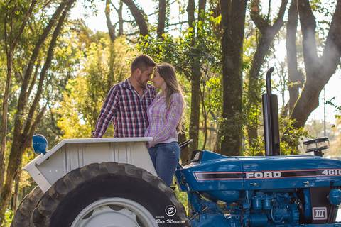 casamento Book Pré-Casamento - Book Pré-wedding - Trash the dress - Book de casal - Sessão de noivos - Save the date - Estúdio Beto Monteiro - Curitiba - Araucaria - ceu azul - por do sol - plantacao - Fabi Prociv e Geraldo Cantele trator'