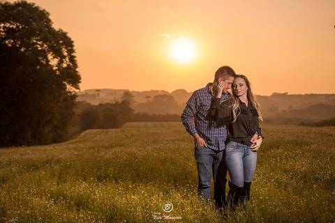 casamento Book Pré-Casamento - Book Pré-wedding - Trash the dress - Book de casal - Sessão de noivos - Save the date - Estúdio Beto Monteiro - Curitiba - Araucaria - ceu azul - por do sol - plantacao - Fabi Prociv e Geraldo Cantele'