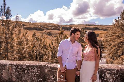 Casamento - Pré-Casamento - Pré-wedding - Trash the dress - Book de casal - Sessão de noivos - Estúdio Beto Monteiro - Curitiba - rio - montanha - floresta - violão - cantora - ceu azul - recanto dos papagaios - palmeira - Clarissa Bastos e Lucas Moreno'