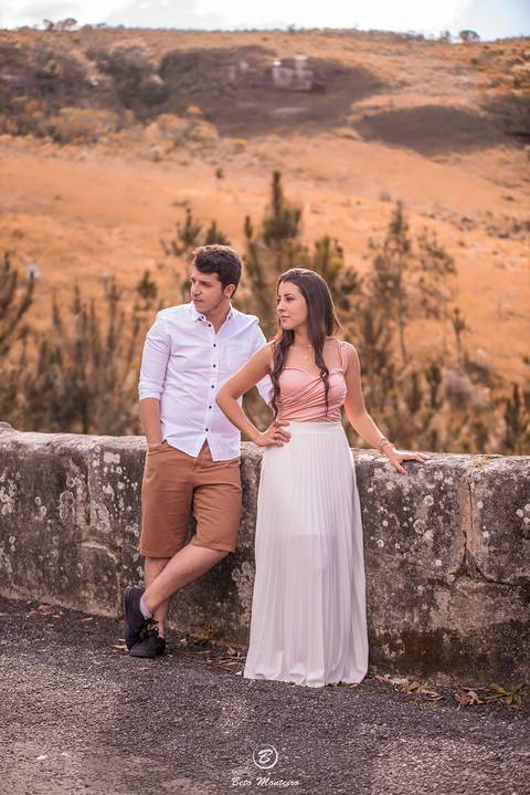 Casamento - Pré-Casamento - Pré-wedding - Trash the dress - Book de casal - Sessão de noivos - Estúdio Beto Monteiro - Curitiba - rio - montanha - floresta - violão - cantora - ceu azul - recanto dos papagaios - palmeira - Clarissa Bastos e Lucas Moreno'