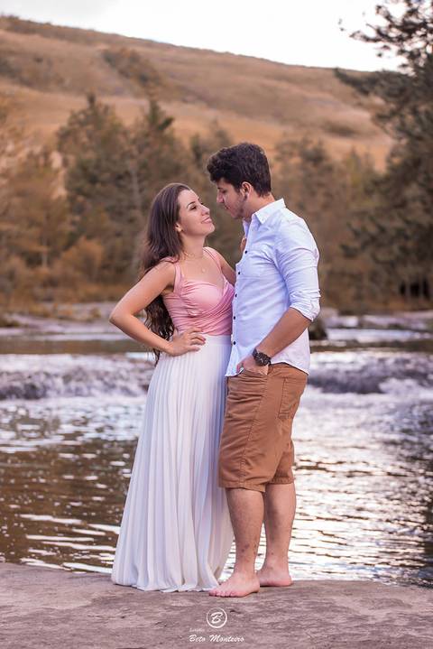 Casamento - Pré-Casamento - Pré-wedding - Trash the dress - Book de casal - Sessão de noivos - Estúdio Beto Monteiro - Curitiba - rio - montanha - floresta - violão - cantora - ceu azul - recanto dos papagaios - palmeira - Clarissa Bastos e Lucas Moreno'