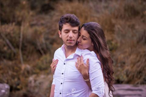 Casamento - Pré-Casamento - Pré-wedding - Trash the dress - Book de casal - Sessão de noivos - Estúdio Beto Monteiro - Curitiba - rio - montanha - floresta - violão - cantora - ceu azul - recanto dos papagaios - palmeira - Clarissa Bastos e Lucas Moreno'