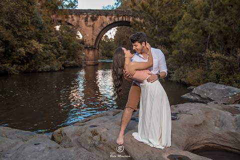 Casamento - Pré-Casamento - Pré-wedding - Trash the dress - Book de casal - Sessão de noivos - Estúdio Beto Monteiro - Curitiba - rio - montanha - floresta - violão - cantora - ceu azul - recanto dos papagaios - palmeira - Clarissa Bastos e Lucas Moreno'