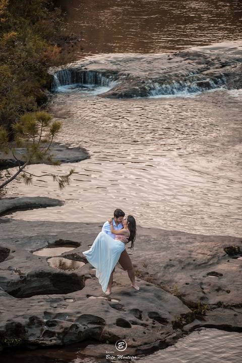 Casamento - Pré-Casamento - Pré-wedding - Trash the dress - Book de casal - Sessão de noivos - Estúdio Beto Monteiro - Curitiba - rio - montanha - floresta - violão - cantora - ceu azul - recanto dos papagaios - palmeira - Clarissa Bastos e Lucas Moreno'
