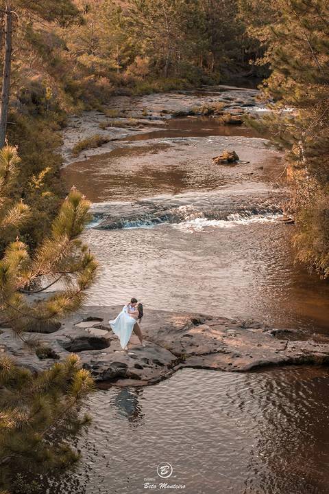 Casamento - Pré-Casamento - Pré-wedding - Trash the dress - Book de casal - Sessão de noivos - Estúdio Beto Monteiro - Curitiba - rio - montanha - floresta - violão - cantora - ceu azul - recanto dos papagaios - palmeira - Clarissa Bastos e Lucas Moreno'
