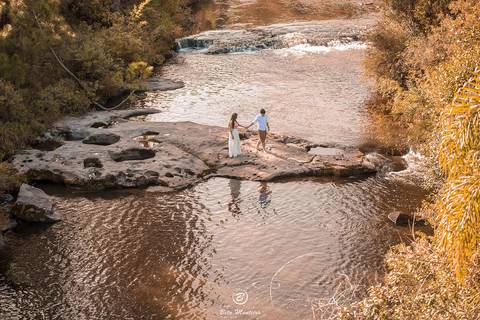 Casamento - Pré-Casamento - Pré-wedding - Trash the dress - Book de casal - Sessão de noivos - Estúdio Beto Monteiro - Curitiba - rio - montanha - floresta - violão - cantora - ceu azul - recanto dos papagaios - palmeira - Clarissa Bastos e Lucas Moreno'