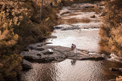 Casamento - Pré-Casamento - Pré-wedding - Trash the dress - Book de casal - Sessão de noivos - Estúdio Beto Monteiro - Curitiba - rio - montanha - floresta - violão - cantora - ceu azul - recanto dos papagaios - palmeira - Clarissa Bastos e Lucas Moreno'