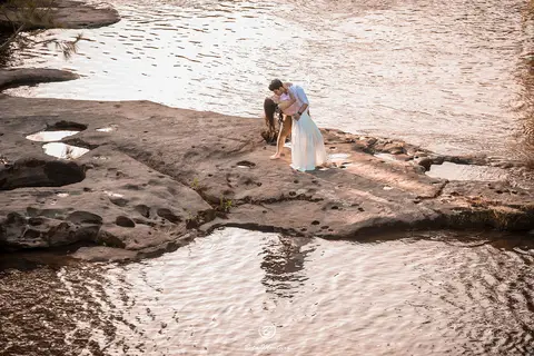 Casamento - Pré-Casamento - Pré-wedding - Trash the dress - Book de casal - Sessão de noivos - Estúdio Beto Monteiro - Curitiba - rio - montanha - floresta - violão - cantora - ceu azul - recanto dos papagaios - palmeira - Clarissa Bastos e Lucas Moreno'