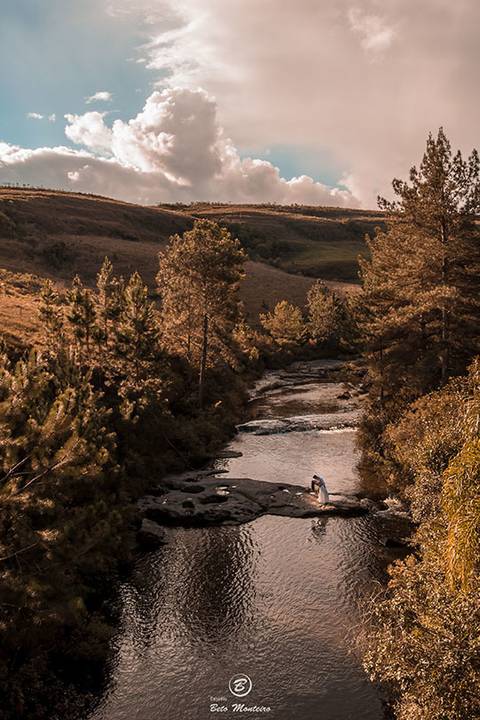 Casamento - Pré-Casamento - Pré-wedding - Trash the dress - Book de casal - Sessão de noivos - Estúdio Beto Monteiro - Curitiba - rio - montanha - floresta - violão - cantora - ceu azul - recanto dos papagaios - palmeira - Clarissa Bastos e Lucas Moreno'