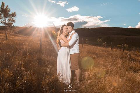 Casamento - Pré-Casamento - Pré-wedding - Trash the dress - Book de casal - Sessão de noivos - Estúdio Beto Monteiro - Curitiba - rio - montanha - floresta - violão - cantora - ceu azul - recanto dos papagaios - palmeira - Clarissa Bastos e Lucas Moreno'