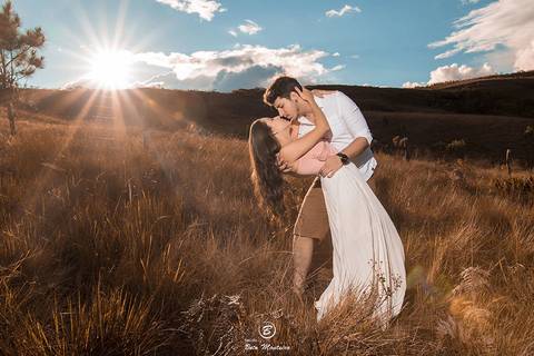 Casamento - Pré-Casamento - Pré-wedding - Trash the dress - Book de casal - Sessão de noivos - Estúdio Beto Monteiro - Curitiba - rio - montanha - floresta - violão - cantora - ceu azul - recanto dos papagaios - palmeira - Clarissa Bastos e Lucas Moreno'