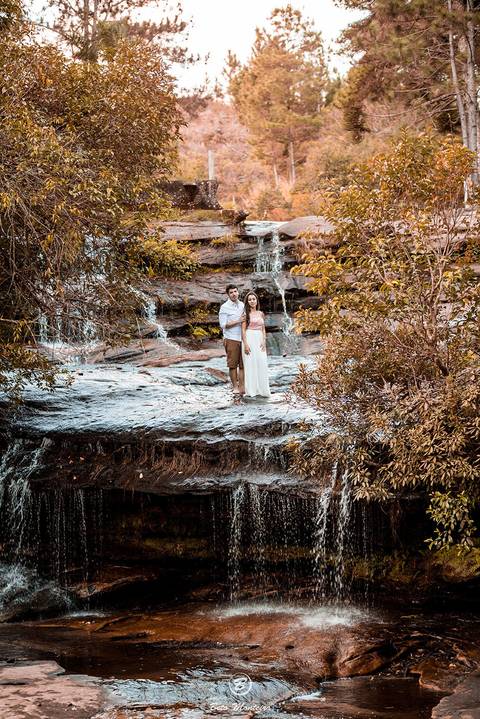 Casamento - Pré-Casamento - Pré-wedding - Trash the dress - Book de casal - Sessão de noivos - Estúdio Beto Monteiro - Curitiba - rio - montanha - floresta - violão - cantora - ceu azul - recanto dos papagaios - palmeira - Clarissa Bastos e Lucas Moreno'