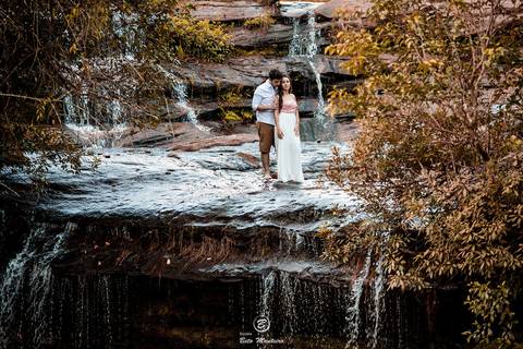 Casamento - Pré-Casamento - Pré-wedding - Trash the dress - Book de casal - Sessão de noivos - Estúdio Beto Monteiro - Curitiba - rio - montanha - floresta - violão - cantora - ceu azul - recanto dos papagaios - palmeira - Clarissa Bastos e Lucas Moreno'