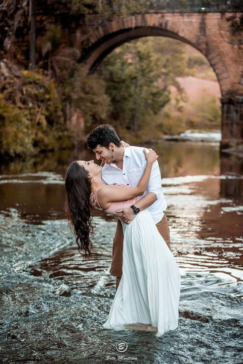 Casamento - Pré-Casamento - Pré-wedding - Trash the dress - Book de casal - Sessão de noivos - Estúdio Beto Monteiro - Curitiba - rio - montanha - floresta - violão - cantora - ceu azul - recanto dos papagaios - palmeira - Clarissa Bastos e Lucas Moreno'