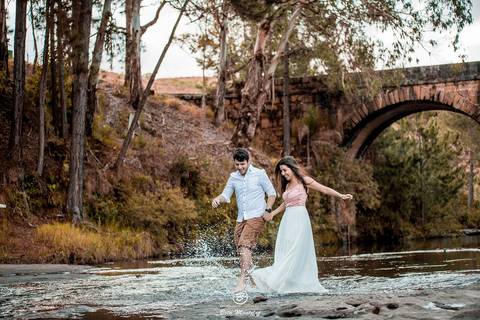 Casamento - Pré-Casamento - Pré-wedding - Trash the dress - Book de casal - Sessão de noivos - Estúdio Beto Monteiro - Curitiba - rio - montanha - floresta - violão - cantora - ceu azul - recanto dos papagaios - palmeira - Clarissa Bastos e Lucas Moreno'