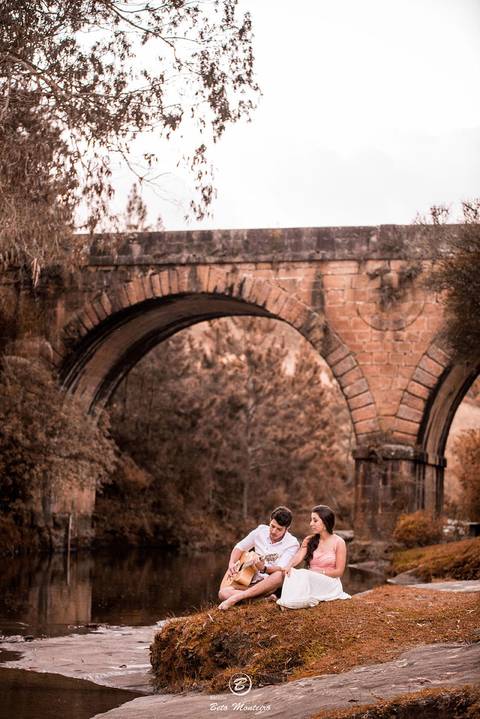 Casamento - Pré-Casamento - Pré-wedding - Trash the dress - Book de casal - Sessão de noivos - Estúdio Beto Monteiro - Curitiba - rio - montanha - floresta - violão - cantora - ceu azul - recanto dos papagaios - palmeira - Clarissa Bastos e Lucas Moreno'