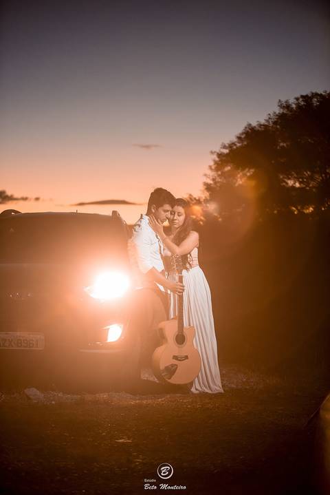 Casamento - Pré-Casamento - Pré-wedding - Trash the dress - Book de casal - Sessão de noivos - Estúdio Beto Monteiro - Curitiba - rio - montanha - floresta - violão - cantora - ceu azul - recanto dos papagaios - palmeira - Clarissa Bastos e Lucas Moreno'