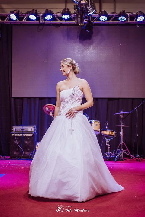 editorial de moda, vestido, noiva vestido de noiva - casa donaire - fotografo - curitiba - fotografo de casamento - noivas - debutantes - festas - vídeo - cinegrafista -  estudio beto monteiro - feira noivas curitibanas - 2019 - terno de noivo'