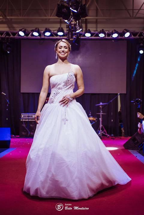 editorial de moda, vestido, noiva vestido de noiva - casa donaire - fotografo - curitiba - fotografo de casamento - noivas - debutantes - festas - vídeo - cinegrafista -  estudio beto monteiro - feira noivas curitibanas - 2019 - terno de noivo'