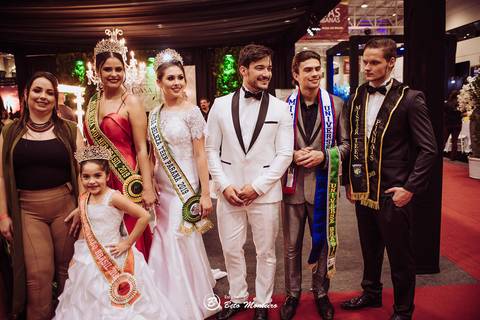 editorial de moda, vestido, noiva vestido de noiva - casa donaire - fotografo - curitiba - fotografo de casamento - noivas - debutantes - festas - vídeo - cinegrafista -  estudio beto monteiro - feira noivas curitibanas - 2019 - terno de noivo'
