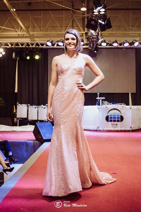 editorial de moda, vestido, noiva vestido de noiva - casa donaire - fotografo - curitiba - fotografo de casamento - noivas - debutantes - festas - vídeo - cinegrafista -  estudio beto monteiro - feira noivas curitibanas - 2019 - terno de noivo'