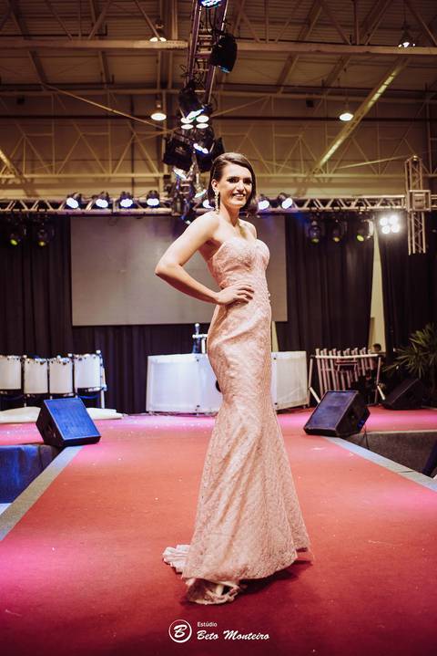 editorial de moda, vestido, noiva vestido de noiva - casa donaire - fotografo - curitiba - fotografo de casamento - noivas - debutantes - festas - vídeo - cinegrafista -  estudio beto monteiro - feira noivas curitibanas - 2019 - terno de noivo'