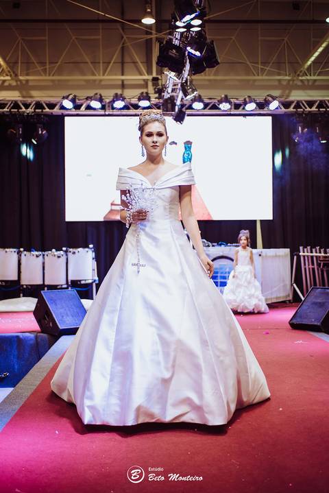 editorial de moda, vestido, noiva vestido de noiva - casa donaire - fotografo - curitiba - fotografo de casamento - noivas - debutantes - festas - vídeo - cinegrafista -  estudio beto monteiro - feira noivas curitibanas - 2019 - terno de noivo'