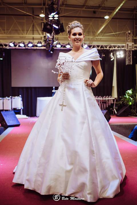 editorial de moda, vestido, noiva vestido de noiva - casa donaire - fotografo - curitiba - fotografo de casamento - noivas - debutantes - festas - vídeo - cinegrafista -  estudio beto monteiro - feira noivas curitibanas - 2019 - terno de noivo'