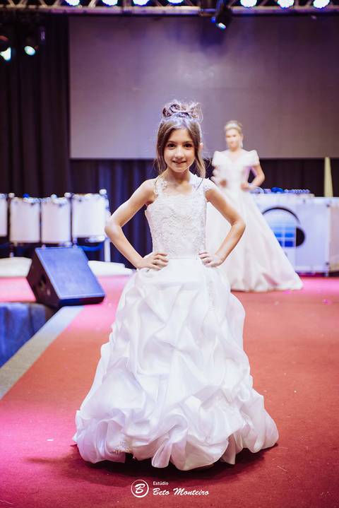 editorial de moda, vestido, noiva vestido de noiva - casa donaire - fotografo - curitiba - fotografo de casamento - noivas - debutantes - festas - vídeo - cinegrafista -  estudio beto monteiro - feira noivas curitibanas - 2019 - terno de noivo'