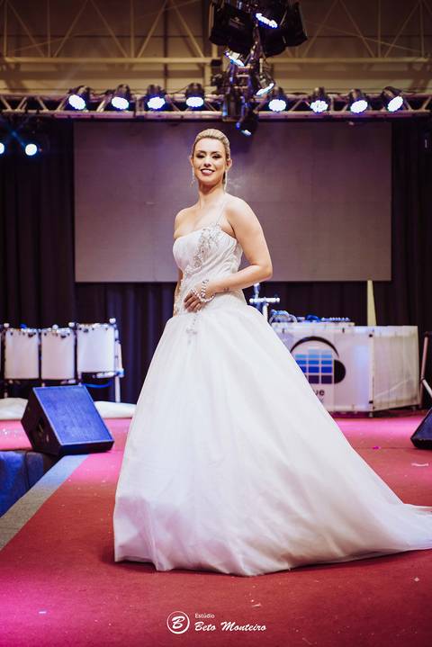 editorial de moda, vestido, noiva vestido de noiva - casa donaire - fotografo - curitiba - fotografo de casamento - noivas - debutantes - festas - vídeo - cinegrafista -  estudio beto monteiro - feira noivas curitibanas - 2019 - terno de noivo'