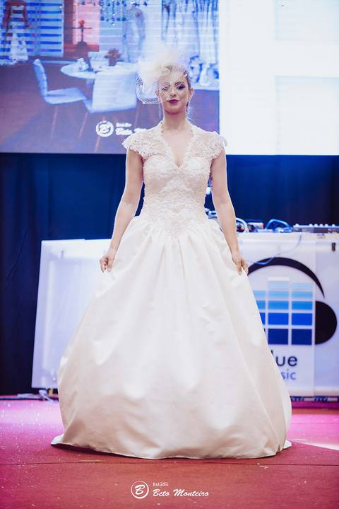editorial de moda, vestido, noiva vestido de noiva - casa donaire - fotografo - curitiba - fotografo de casamento - noivas - debutantes - festas - vídeo - cinegrafista -  estudio beto monteiro - feira noivas curitibanas - 2019 - terno de noivo'