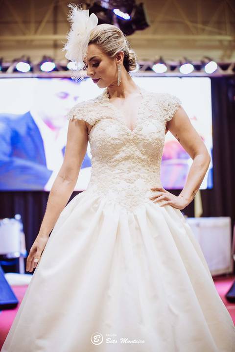 editorial de moda, vestido, noiva vestido de noiva - casa donaire - fotografo - curitiba - fotografo de casamento - noivas - debutantes - festas - vídeo - cinegrafista -  estudio beto monteiro - feira noivas curitibanas - 2019 - terno de noivo'