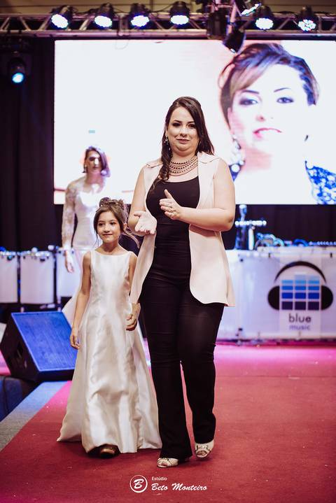 editorial de moda, vestido, noiva vestido de noiva - casa donaire - fotografo - curitiba - fotografo de casamento - noivas - debutantes - festas - vídeo - cinegrafista -  estudio beto monteiro - feira noivas curitibanas - 2019 - terno de noivo'