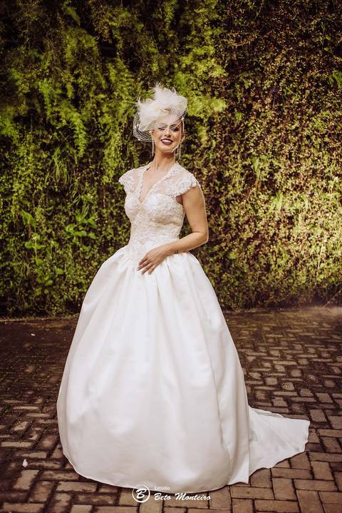 editorial de moda, vestido, noiva vestido de noiva - casa donaire - fotografo - curitiba - fotografo de casamento - noivas - debutantes - festas - vídeo - cinegrafista -  estudio beto monteiro - feira noivas curitibanas - 2019 - terno de noivo'
