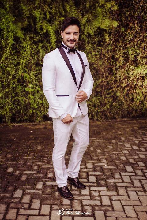 editorial de moda, vestido, noiva vestido de noiva - casa donaire - fotografo - curitiba - fotografo de casamento - noivas - debutantes - festas - vídeo - cinegrafista -  estudio beto monteiro - feira noivas curitibanas - 2019 - terno de noivo'