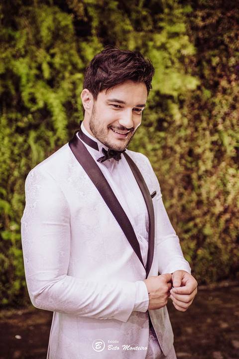 editorial de moda, vestido, noiva vestido de noiva - casa donaire - fotografo - curitiba - fotografo de casamento - noivas - debutantes - festas - vídeo - cinegrafista -  estudio beto monteiro - feira noivas curitibanas - 2019 - terno de noivo'