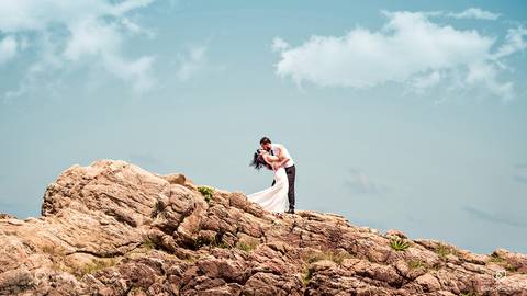 Book Pré-Casamento - Book Pré-wedding - Trash the dress - Book de casal - Sessão de noivos - Save the date - Estúdio Beto Monteiro - Curitiba - montanha - ceu azul - ilha do mel'
