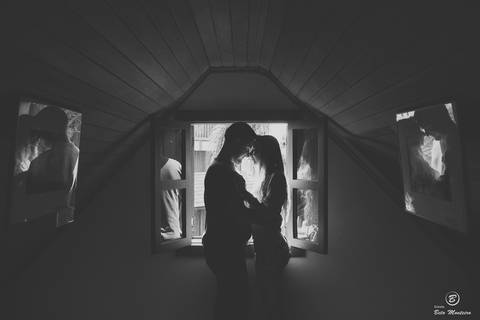 Book Pré-Casamento - Book Pré-wedding - Trash the dress - Book de casal - Sessão de noivos - Save the date - Estúdio Beto Monteiro - Curitiba preto e branco - espelhos - reflexos'